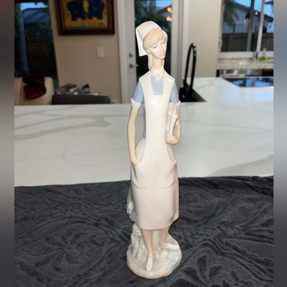 Lladro Spain Luxury Porcelain Gloss Nurse Figurine #4603 Collector Vintage 1971
